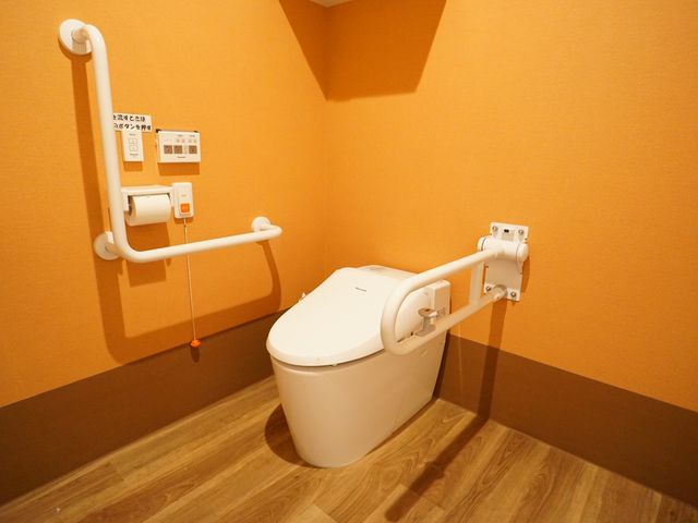 バリアフリートイレ設備 トイレ サポートバー付きの清潔なトイレ空間です。安全を考慮した設計で、すべての方が安心してご使用いただけます。
