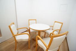 木製チェアと白いテーブル