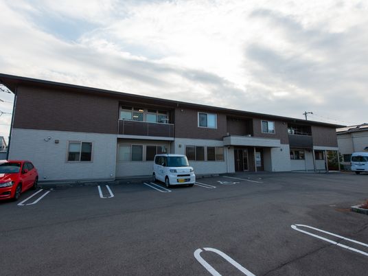 広々とした駐車場のある建物