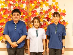 スタッフ3人と秋の装飾