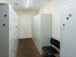 ロッカー並ぶ廊下