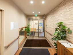 清潔感ある廊下と入口