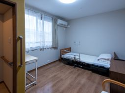 居室のベッドとデスク