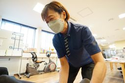 スタッフが笑顔で作業