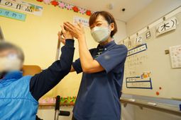 機能訓練を行うスタッフ