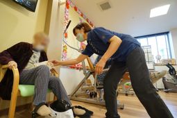 介護スタッフと利用者の様子