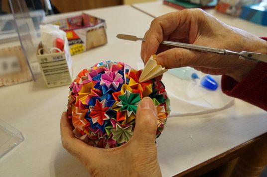手工芸を作る高齢者の手