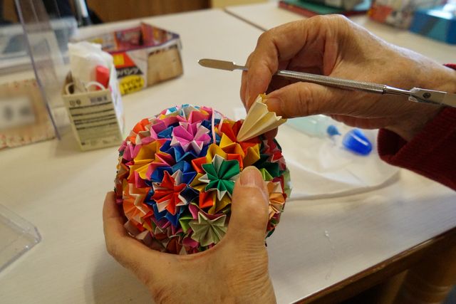 手工芸を作る高齢者の手 レクリエーション 手先を使った手工芸に取り組む利用者の姿。細かい作業も楽しめる、心を豊かにする環境が整っています。