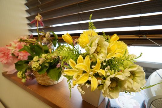 花束が飾られた室内