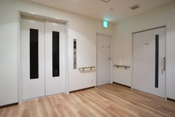 清潔な廊下とエレベーター