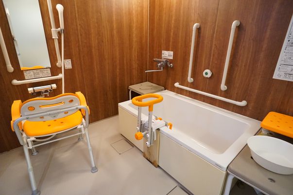 施設の写真 バリアフリー完備で手すりが取り付けられ、滑りにくい床材が使われている浴室