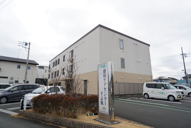 清潔感のある施設外観 外観 ゆったりとした駐車スペースが整備され、安心して毎日を過ごせる環境が整っています。職員の送迎車が見受けられ、利用者の外出支援にも力を入れている様子です。
