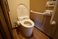 サムネイル 施設の写真 車椅子を使う入居者に配慮して手すりが設置されているトイレ