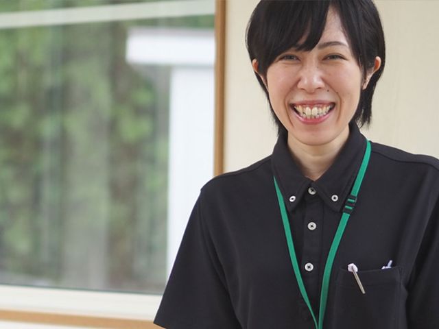 笑顔のスタッフ スタッフイメージ 利用者とのコミュニケーションを大切にする、親しみやすいスタッフです。温かい雰囲気が漂います。