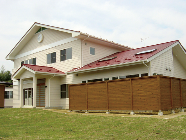 自然光の建物外観 外観 広々とした緑の芝生と共に、開放的な雰囲気を感じさせる建物の外観です。明るさが魅力です。