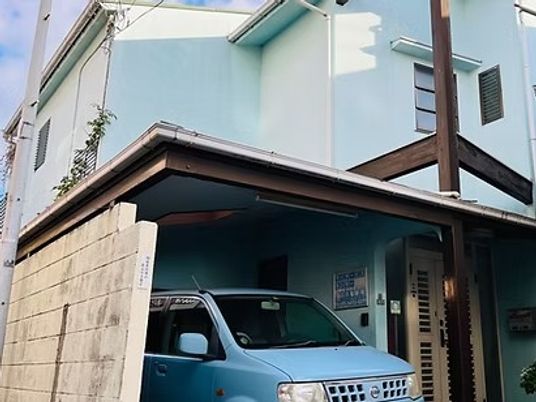 水色の建物外観  