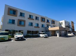 施設の外観と駐車場  