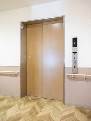 廊下のエレベーター前  