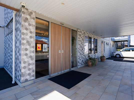 木目扉のエントランス  