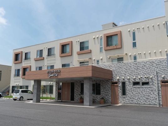 明るい外観の建物  