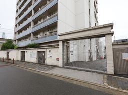 都会の建物正面入口