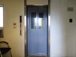 閉じたエレベーターの扉