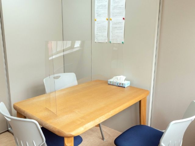 面談室 内観 落ち着いた面談スペースです。パーテーションでプライバシーを確保しています。
