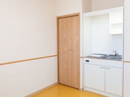 明るい居室の一角