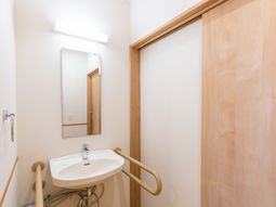 清潔な洗面台と鏡