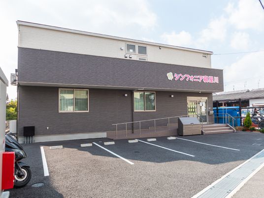 シックな外観の建物