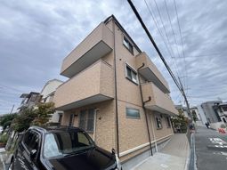 落ち着いた色合いの外観