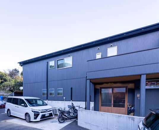 施設の外観と駐車場