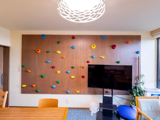 カラフルな壁の機能訓練室