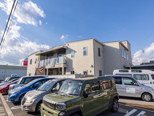 施設外観と駐車場