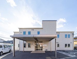 明るいエントランスの施設
