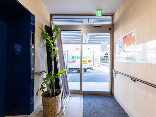 出口と緑の植物のエントランス