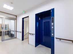 清潔な施設のエレベーター