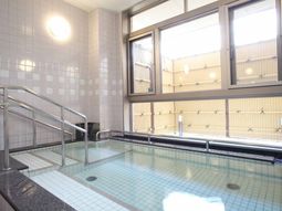 明るい浴室の一角