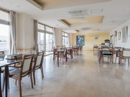 明るいダイニングスペース