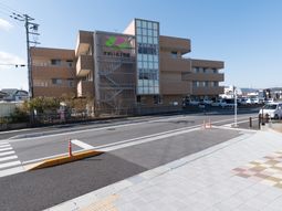 明るい日差しの建物外観