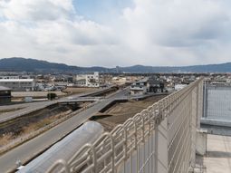 都市と山々の景観