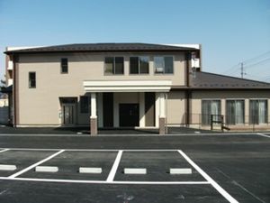 駐車場がある建物外観