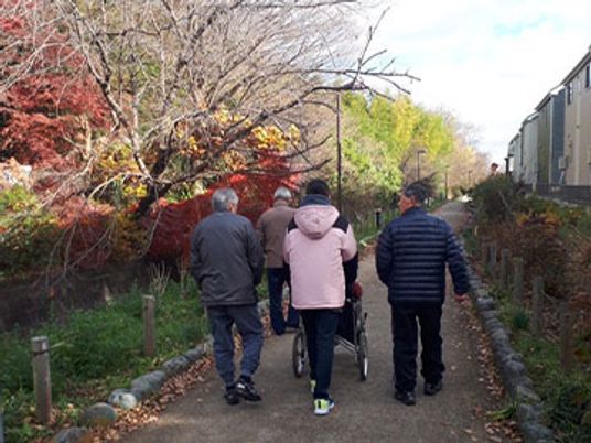 紅葉が広がる散歩道