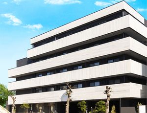 木々に囲まれた建物