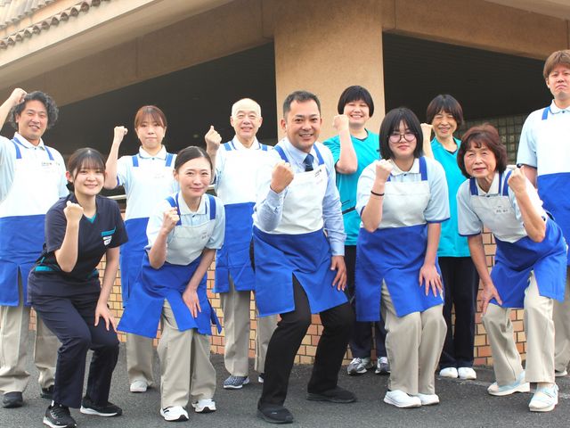 元気なスタッフの様子 スタッフイメージ 明るく元気なスタッフが揃っています。チームワークを重視した職場環境です。