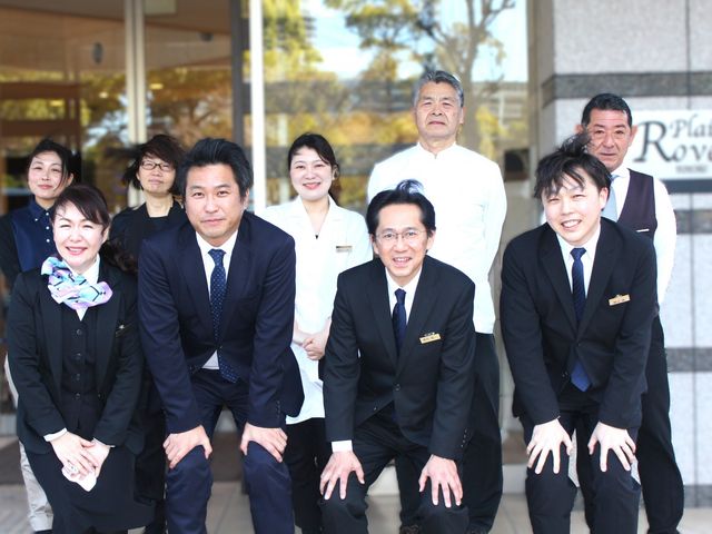 スタッフ集合の様子 スタッフイメージ 皆で笑顔のスタッフたちは、温かい雰囲気を感じさせます。仕事環境の良さを垣間見ることができます。