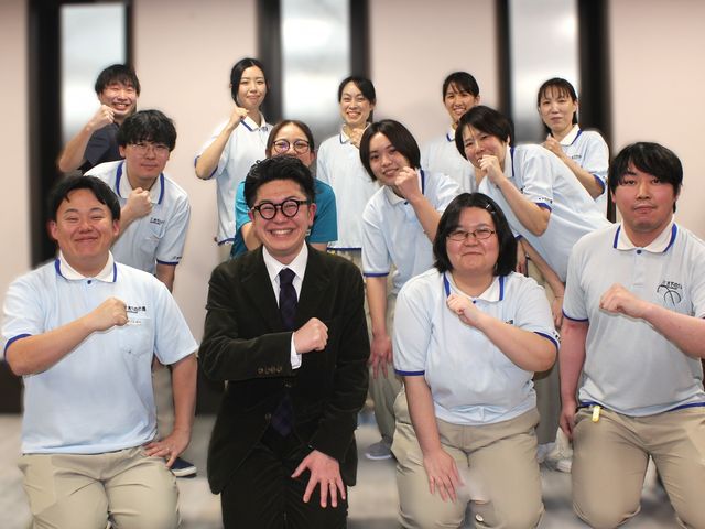 スタッフイメージ スタッフイメージ スタッフが笑顔でポーズをとっています。和やかな雰囲気で働く環境を感じられます。