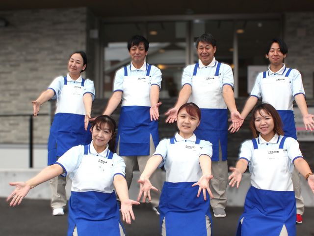 スタッフの集合 外観 笑顔溢れるスタッフが、親しみやすい雰囲気を作り出しています。働きやすさを実感できそうです。