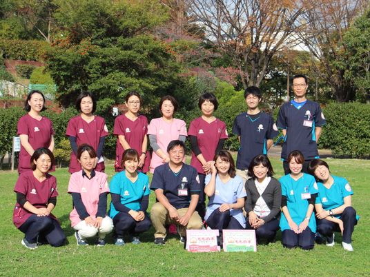屋外で並ぶ職員たちの集合  
