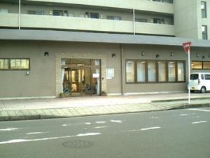 明るい入口の外観